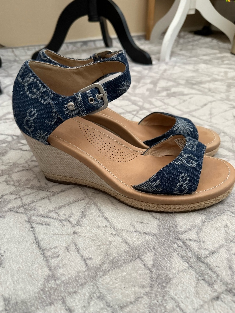 UGG Atasha Denim Wedge Sandals Size 8 Logo Jacquard Comfort Espadrille - Picture 3 of 10